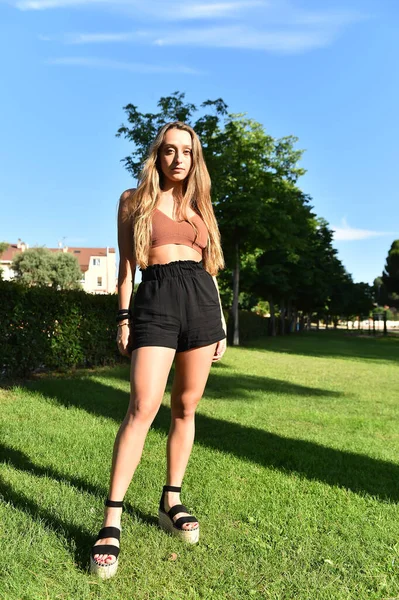 Une Jolie Blonde Aux Beaux Yeux Dans Parc — Photo