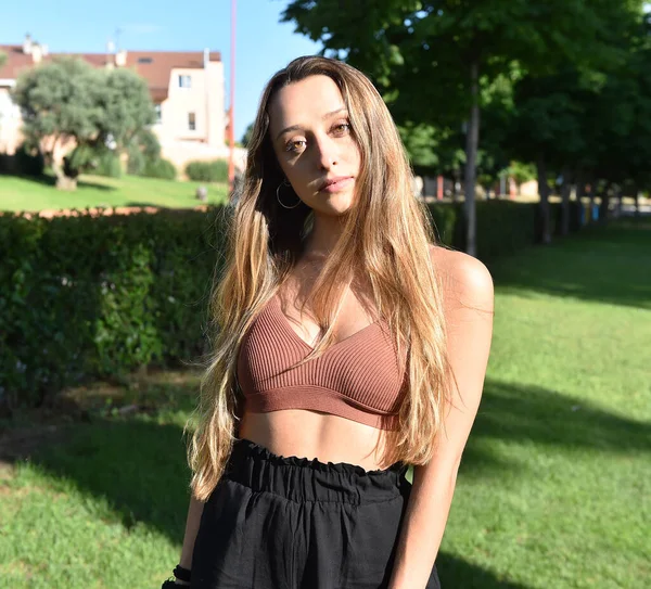 Uma Menina Loira Bonita Com Olhos Bonitos Parque — Fotografia de Stock