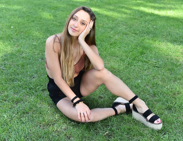 Uma Menina Loira Bonita Com Olhos Bonitos Parque — Fotografia de Stock