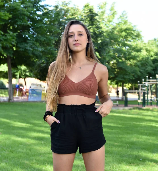 Uma Menina Loira Bonita Com Olhos Bonitos Parque — Fotografia de Stock