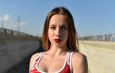 Sokaktaki güzel sarışın kız.