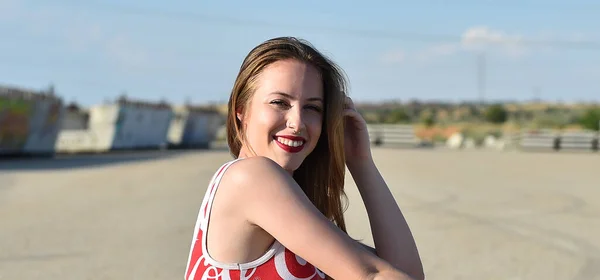 Een Mooi Blond Meisje Straat — Stockfoto