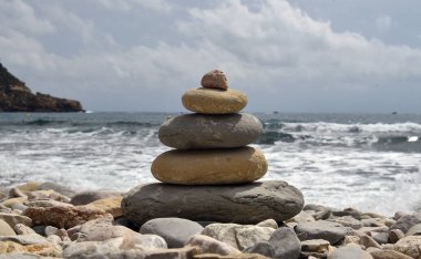 Sahilde taştan bir kule