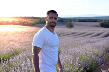 Lavanta tarlasında örnek bir çocuk.