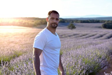 Lavanta tarlasında örnek bir çocuk.