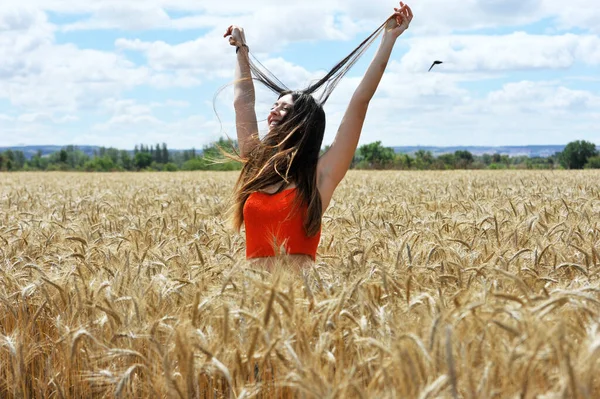 Красивая Девушка Свободе Пшеничном Поле — стоковое фото