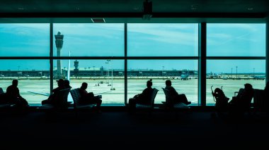 Incheon, Güney Kore - Ağustos 2018: Incheon Havaalanı'nda uçaklarını bekleyen kimliği belirsiz yolcular