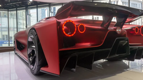 Tokyo, Japonya - Ağustos 2018: Nissan Concept 2020 Vision Gran Turismo otomobili Ginza'daki Nissan Crossing showroom'da sergileniyor