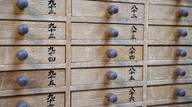 Tokyo, Japonya - Ağustos 2018: Omikuji için çekmecelerin kapatılması - Sensoji Asakusa Kannon Tapınağı'nda Kağıt Servet