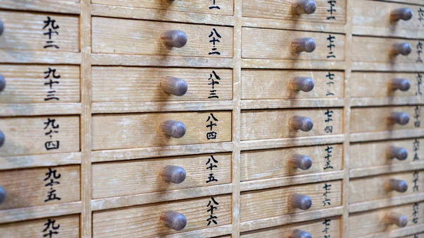 Tokyo, Japonya - Ağustos 2018: Omikuji çekmeceleri - Sensoji Asakusa Kannon Tapınağı'nda Kağıt Fortune