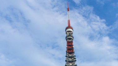 Tokyo, Japonya - Ağustos 2018: Tokyo Kulesi Gözlem güvertesi bulutlu bir günde