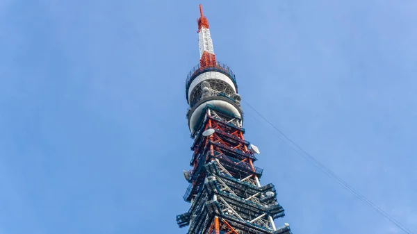 Tokyo, Japonya - Ağustos 2018: Bulutlu bir günde Tokyo Kulesi'ni kapatın