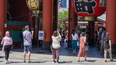 Asakusa, Tokyo, Japonya'da Sensoji tapınağının Hozomon kapısının fotoğraflarını çeken kimliği belirsiz turistler
