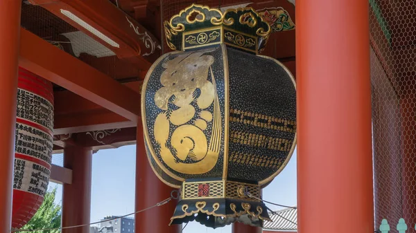 Lucerna v Chozomon Gate chrám Sensoji v Asakusa, Tokio, Japonsko — Stock fotografie