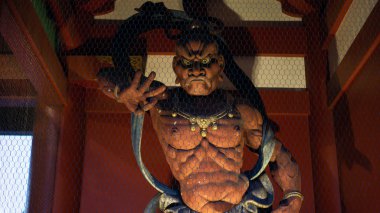 Asakusa Sensoji tapınağının Hozomon kapısında Kapalı ağız tarzı Ni-Ou heykel, Tokyo, Japonya