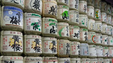 Meiji Tapınağı, Shibuya girişinde Geleneksel sake varil