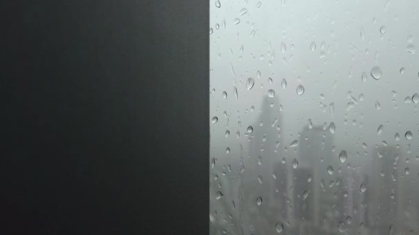 灰色の空と曇りの日に窓から落ちる雨滴のクローズアップビュー — ストック動画