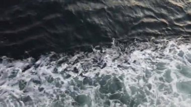 Yalova, Türkiye - Temmuz 2019: Yaz öğleden sonra geminin neden olduğu beyaz dalgalar