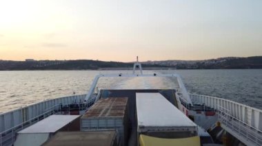 Yalova, Türkiye - Temmuz 2019: Eskihisar'dan bir yaz öğleden sonra Yalova limanına giden, araba ve kamyon taşıyan bir feribotun arkası