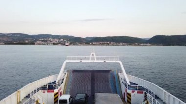 Yalova, Türkiye - Temmuz 2019: Bir yaz öğleden sonra Yalova limanına giden, otomobil ve kamyon taşıyan denizde bir feribotun ön güvertesi