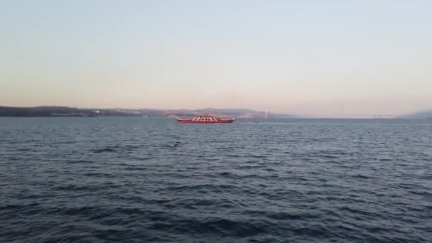 Γιάλοβα Τουρκία 2019 Ιουλίου Βάρκα Στη Θάλασσα Ένα Καλοκαιρινό Απόγευμα — Αρχείο Βίντεο