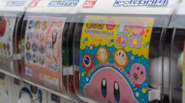 Kapsül oyuncak otomatını kapatın ya da yerel adıyla gashapon, Tokyo, Japonya
