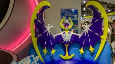 Tokyo, Japonya 'daki Pokemon Merkezi önünde pokemon karakteri Lunala heykeli