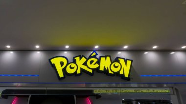 Tokyo, Japonya 'daki Pokemon Merkezi' nin girişinde ışıklı pokemon işareti