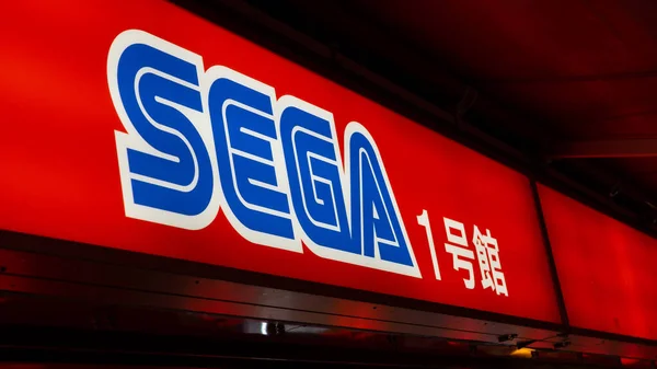 Beleuchtetes Sega-Schild über dem Eingang der Sega-Arkade in akihabara in Tokio, Japan — Stockfoto