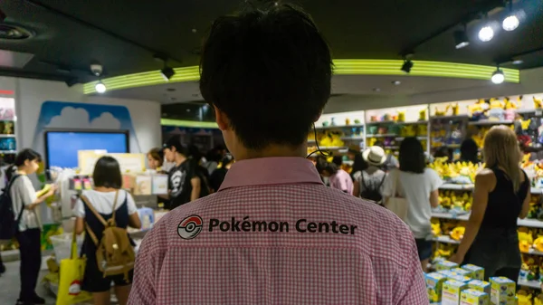 Tokyo, Japonya 'daki Pokemon Merkezi' nde pokemon gömlekli kimliği belirsiz bir pokemon satış elemanı.