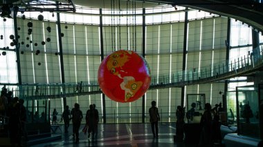 Gelişmekte olan Ulusal Bilim ve Yenilik Müzesi 'nde kırmızı ile etkileşimli dünya küresi - Tokyo, Japonya' da Miraikan