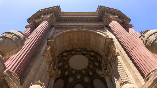 San Francisco, ABD - Ağustos 2019: Güzel Sanatlar Sarayı 'na Giriş