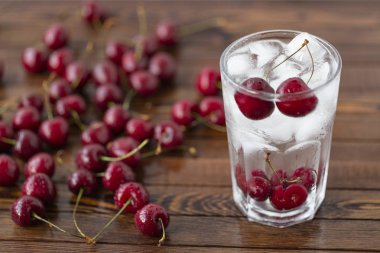 Yaz içki - buz ile kiraz buzlu. Rustik ahşap tablo