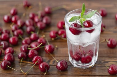 Yaz içki - buz ve nane ile kiraz buzlu. Rustik ahşap tablo