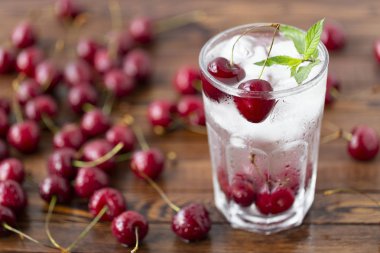 Yaz içki - buz ve nane ile kiraz buzlu. Rustik ahşap tablo