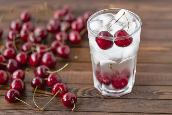 Yaz içki - buz ile kiraz buzlu. Rustik ahşap tablo