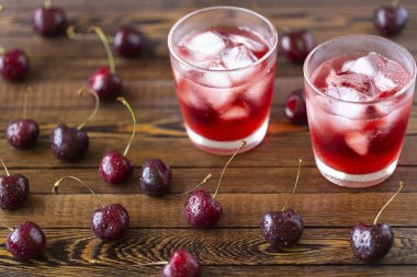 Taze soğuk kiraz nane ve buz ile kokteyl.