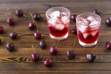 Taze soğuk kiraz nane ve buz ile kokteyl.