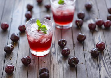 Taze soğuk kiraz nane ve buz ile kokteyl.