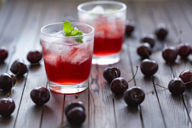 Taze soğuk kiraz nane ve buz ile kokteyl.