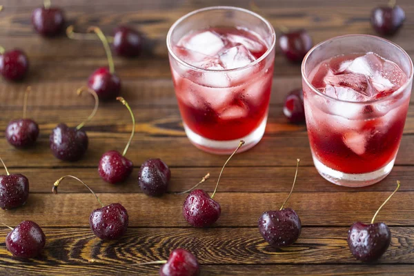 Taze soğuk kiraz nane ve buz ile kokteyl.