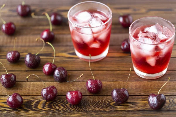 Taze soğuk kiraz nane ve buz ile kokteyl.