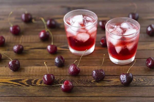 Taze soğuk kiraz nane ve buz ile kokteyl.