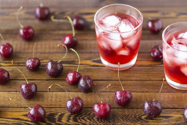 Taze soğuk kiraz nane ve buz ile kokteyl.