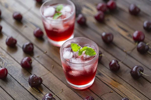 Taze soğuk kiraz nane ve buz ile kokteyl.