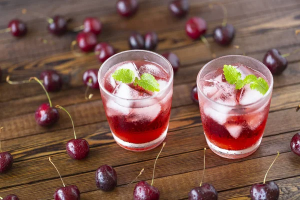 Taze soğuk kiraz nane ve buz ile kokteyl.