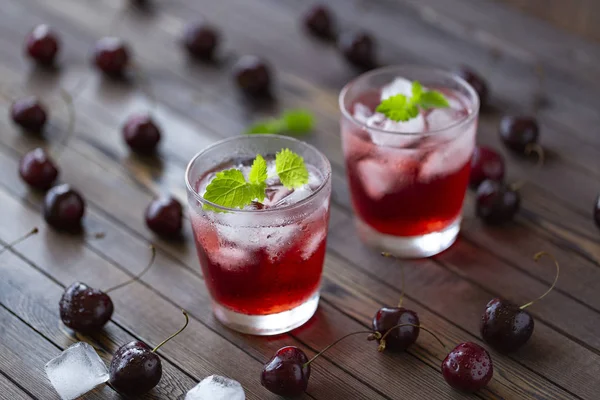 Taze soğuk kiraz nane ve buz ile kokteyl.