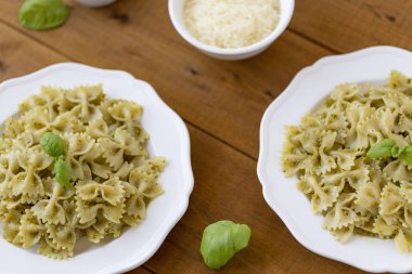 Fesleğen ve Parmesan ile pesto soslu makarna Farfalle.