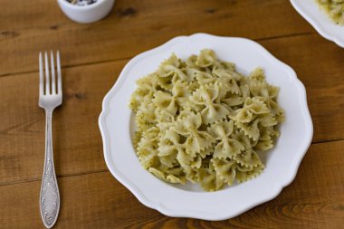 Fesleğen ve Parmesan ile pesto soslu makarna Farfalle.