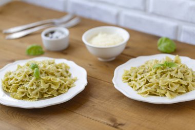 Fesleğen ve Parmesan ile pesto soslu makarna Farfalle.